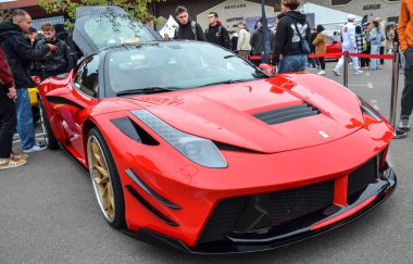 Büyüleyici kırmızı Ferrari 458 Italia, otomotiv sanatı ve hızının zirvesi, canlı rengi ve dinamik biçimi ile dikkat çekiyor.