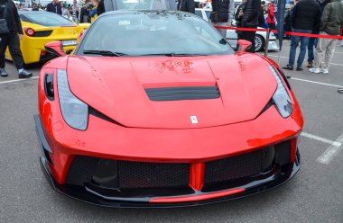 Büyüleyici kırmızı Ferrari 458 Italia, otomotiv sanatı ve hızının zirvesi, canlı rengi ve dinamik biçimi ile dikkat çekiyor.