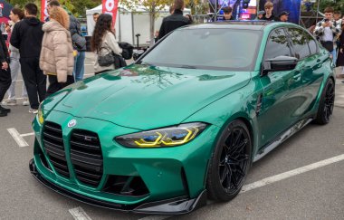 Saldırgan bir şekilde modifiye edilmiş yeşil BMW M3, Alman mühendisliğine ve aşırı araba özelleştirmesine karşı bir tutkuyu somutlaştırıyor.