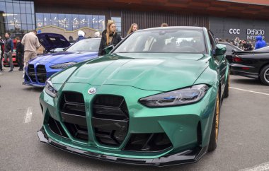 Saldırgan bir şekilde modifiye edilmiş yeşil BMW M3, Alman mühendisliğine ve aşırı araba özelleştirmesine karşı bir tutkuyu somutlaştırıyor.