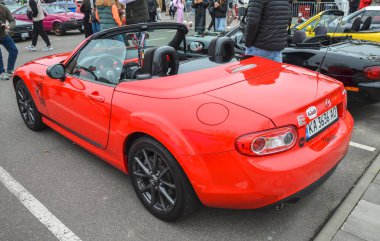 Son derece kişiselleştirilmiş kırmızı Mazda MX-5 Miata üstü açılabilir roadster, hafif kullanımı ve güçlü akortçusuyla kutlandı