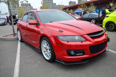 Uzayı performans ve tarzla birleştiren yüksek özelleştirilmiş Red Mazda 6 MPS orta boy spor sedan