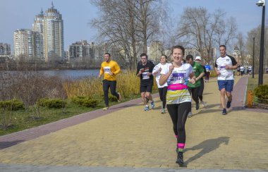 Koşucular, fitness tutkunları ve destekçiler açık şehir ortamında enerji, hareket ve sağlıklı yaşam tarzını paylaşıyorlar.