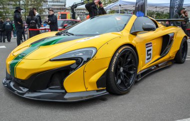 Yüksek performanslı İngiliz süper arabası McLaren 650S Spider ve Liberty Walk vücut kiti bir araba etkinliğinde sergileniyor.