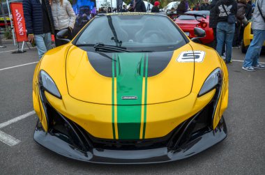 Yüksek performanslı İngiliz süper arabası McLaren 650S Spider ve Liberty Walk vücut kiti bir araba etkinliğinde sergileniyor.