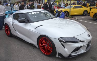 Çarpıcı beyaz Toyota GR Supra A90, modern spor arabalardan sonra yüksek performans estetiğine katkıda bulunan agresif ve heykel profilli