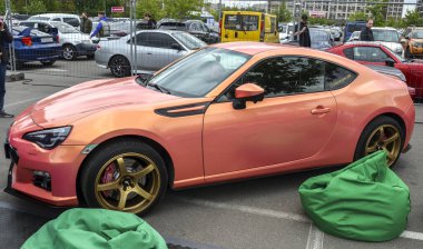 Şık parlak şeftalili Subaru BRZ spor coupe Dramatik geniş gövde kiti, agresif bir şekilde düşük duruş ve çok konuşulan sonraki pazar tekerlekleri