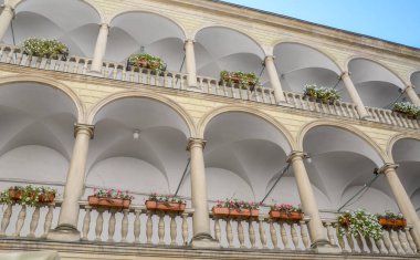 Kornyakt Sarayı 'nın iç avlusu, aynı zamanda İtalyan Avlusu olarak da bilinen Lviv, Ukrayna' da.