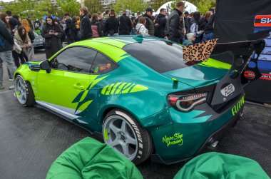 Çarpıcı, kişiselleştirilmiş iki ton kireç yeşili Subaru BRZ, hafif ve dengeli kullanımıyla büyük değişiklikler yaptı.