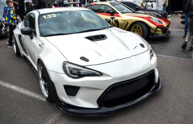 Son derece modifiye edilmiş ilk nesil beyaz Toyota GT86 spor araba agresif geniş gövde dönüşüm kiti ön ayırıcı kaput ve özel piyasa farları