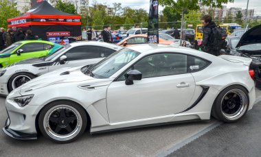 Son derece modifiye edilmiş ilk nesil beyaz Toyota GT86 spor araba agresif geniş gövde dönüşüm kiti ön ayırıcı kaput ve özel piyasa farları
