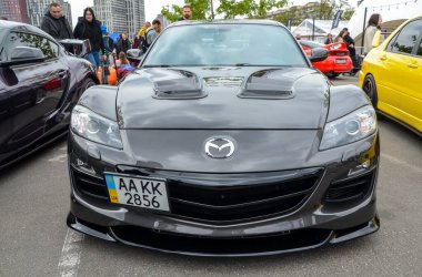 Mazda RX-8 eşsiz bir ön orta motor, arkadan çekişli spor araba. En çok kendine özgü serbest stil arka menteşeli kapıları ve yüksek devirli döner motoruyla ünlüdür.