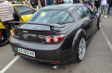 Mazda RX-8 eşsiz bir ön orta motor, arkadan çekişli spor araba. En çok kendine özgü serbest stil arka menteşeli kapıları ve yüksek devirli döner motoruyla ünlüdür.
