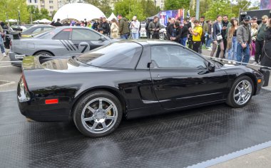 Acura NSX 'in ilk nesli, yüksek performansın günlük güvenilirlikle birlikte var olabileceğini kanıtlayarak süper araba bölümünü yeniden tanımlayan devrimci orta-motorlu bir spor arabadır.