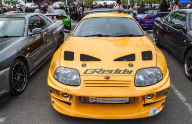 1993 ve 2002 yılları arasında üretilen sarı Toyota Supra A80 (Mark IV), 6 motorlu ve pilot odaklı, kokpit tarzı iç mimarisi ile en ünlüdür.