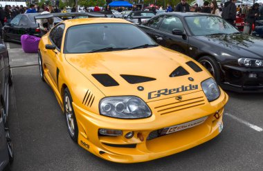 1993 ve 2002 yılları arasında üretilen sarı Toyota Supra A80 (Mark IV), 6 motorlu ve pilot odaklı, kokpit tarzı iç mimarisi ile en ünlüdür.