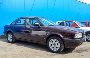 Sıkıştırılmış yönetici sedan Audi 80 Bu nesil Audi için bir dönüm noktasıydı Gelişmiş üretim teknikleri tanıtılarak markanın modern kimliğinin tanımlanmasına yardımcı oldu