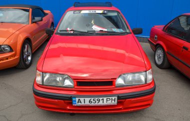 Kırmızı Ford Sierra, Ford Cortina 'nın devrimci bir değişimiydi. Kendi zamanına göre düşük sürtünme katsayısını sağlayan radikal aerodinamik bir tasarım geliştirdi.