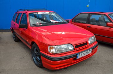 Kırmızı Ford Sierra, Ford Cortina 'nın devrimci bir değişimiydi. Kendi zamanına göre düşük sürtünme katsayısını sağlayan radikal aerodinamik bir tasarım geliştirdi.