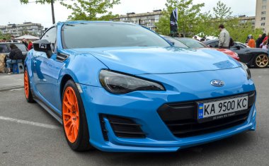 Subaru BRZ Hyper Blue hafif arka teker çekişli spor coupe Toyota ile ortak girişim olarak geliştirildi ve düşük ağırlık merkezi ve dengeli kullanımıyla kutlanır.