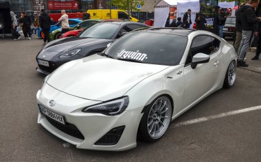 White Scion FR-S hafif, arkadan çekişli spor bir arabadır, mekanik dengeyi ve sürücünün çarpışmasını ham enerjiden üstün tutmak için tasarlanmıştır.