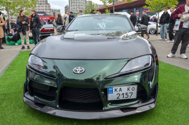 Koyu yeşil Toyota GR Supra (A90), bilinen adıyla MkV, dengeli performans odaklı geleneksel bir ön teker sürüş düzenine geri döner.