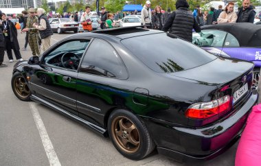 Siyah Honda Civic (EG) hafif yapım ve aerodinamik tasarımı, istisnai kullanım ve motor değiştirme potansiyeli ile ünlü kapı hatchback