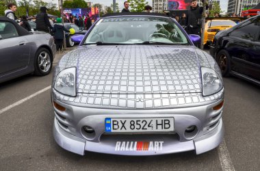 Mitsubishi Eclipse 3G Spider bu nesil modeli turbo şarjlı tüm tekerlek destekli köklerinden daha rafine ön teker sürüş deneyimine kaydırdı.