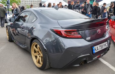 Toyota GR86, çekici bir sürüş deneyimi için tasarlanmış hafif, arkadan çekişli ve dengeli bir spor coupe.