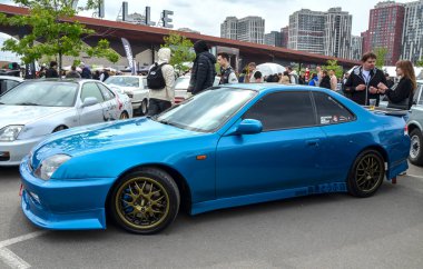 Canlı mavi, yüksek modifiyeli Honda Prelude coupe VTEC motoru ve 4WS sistemi gibi mühendislik maharetiyle bilinir.