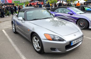 Silver Honda S2000, Hondas 'ın 50. yıldönümünü kutlamak için 1999-2009 yılları arasında üretilen efsanevi bir spor otomobildir.