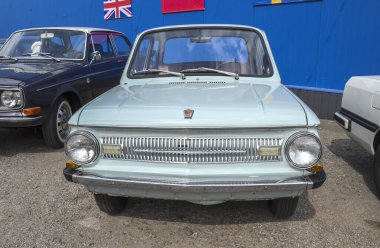 Sovyet klasik açık mavi ZAZ-968 Zaporozhets tasarım basitliği ve arka motor konumu nedeniyle yüksek kros yeteneği ile ayırt edilmiştir