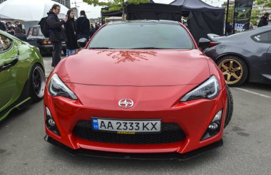 Kırmızı Scion FR-S hafif, arkadan çekişli spor coupe mühendislik DNA 'sını Toyota 86 ve Subaru BRZ ile paylaşmak için tasarlanmıştır.