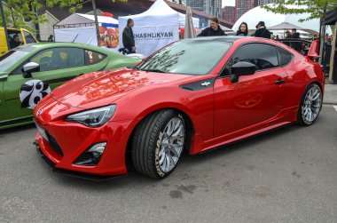Kırmızı Scion FR-S hafif, arkadan çekişli spor coupe mühendislik DNA 'sını Toyota 86 ve Subaru BRZ ile paylaşmak için tasarlanmıştır.