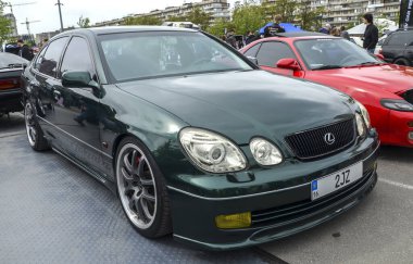 Yeşil Lexus GS 300 yürütme lüks sedan yaygın olarak Japon güvenilirliğinin ve performans odaklı tasarımın en başarılı karışımlarından biri olarak kabul edilir.