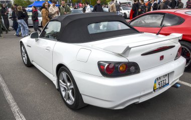 Beyaz Honda S2000, Porsche ve BMW 'den gelen daha pahalı rakiplerini utandıran, son saf analog spor arabalardan biri olarak kabul edilen efsanevi bir roadster.