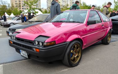 Violet Toyota Sprinter Trueno, mütevazı bir ekonomi arabasından küresel bir otomotiv efsanesine dönüşen önden çekişli bir spor coupe.