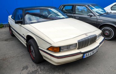 Ream renkli 1988 model Buick Regal üçüncü nesil, geçmişteki arka teker çekiş efsanelerinden daha aerodinamik ve modern bir estetiğe doğru bir adım attı.