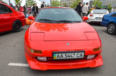 Kırmızı 1991 Toyota MR2, orta motor yapısı, keskin stili ve çevik kullanımıyla tanınıyor. 1990 'lardaki JDM spor araba sahnesinin sevilen bir ikonu.