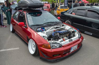 Beşinci nesil Honda Civic aerodinamik organik stiliyle ve VTEC gibi gelişmiş motor teknolojilerini kitle pazarına tanıtmasıyla ünlüdür.