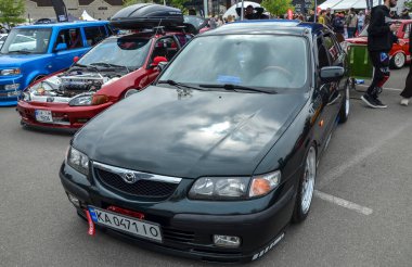 Mazda 626 rafine Avrupa stiline ve bir sedan, beş kapılı bir hatchback (kaldırma) ve bir station wagon da dahil olmak üzere çok yönlü vücut stillerine odaklandı.