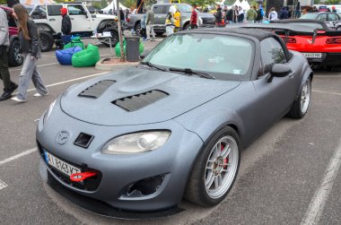 Mat gri Mazda MX-5 Miata üçüncü nesil (NC) hafif, dengeli tasarım ve mükemmel işlemeleriyle tanınır