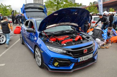 Canlı mavi Honda Civic Type R, sembolik kapağın onuncu nesil yinelenmesidir. Kuzey Amerika 'da resmen satılan ilk R tipi modeldi.