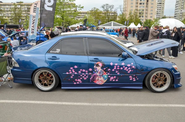 Lexus is 200 (Toyota Altezza) Avrupa 'nın kompakt spor sedanlarıyla yarışmak üzere tasarlanmıştır ve arka teker çekişli tasarımı benzersiz tasarımı ve çevik kullanımıyla ünlüdür.