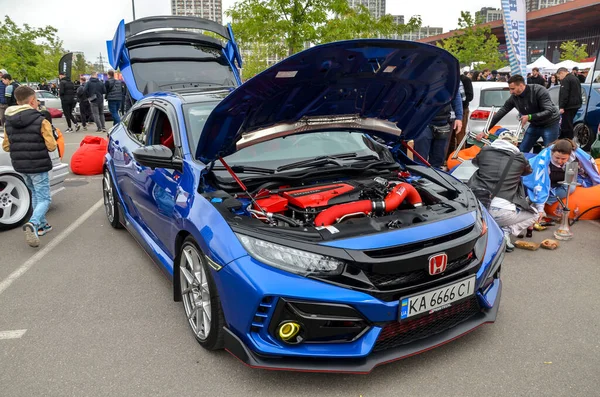 Canlı mavi Honda Civic Type R, sembolik kapağın onuncu nesil yinelenmesidir. Kuzey Amerika 'da resmen satılan ilk R tipi modeldi.