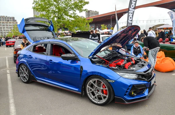 Canlı mavi Honda Civic Type R, sembolik kapağın onuncu nesil yinelenmesidir. Kuzey Amerika 'da resmen satılan ilk R tipi modeldi.