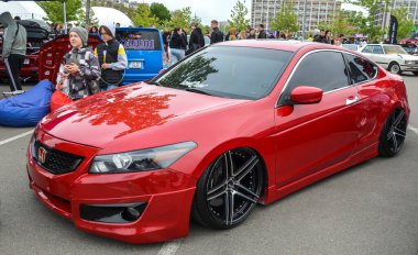 Kırmızı 8. nesil Honda Accord Coupe. Bu nesil, selefine kıyasla önemli ölçüde büyüdü ve sedanı tam boyuta taşıdı.