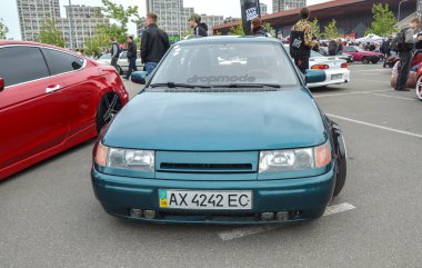 Turkuaz VAZ-21113 (Lada 111), Lada 110 ailesinin güçlü 16 valf motoru ve geliştirilmiş mekanik bileşenleri olan beş kapılı station wagon modelidir.