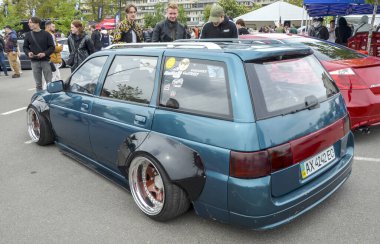 Turkuaz VAZ-21113 (Lada 111), Lada 110 ailesinin güçlü 16 valf motoru ve geliştirilmiş mekanik bileşenleri olan beş kapılı station wagon modelidir.