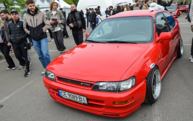 Kırmızı yedinci nesil 1994 Toyota Corolla E10, Corolla için daha büyük ve daha rafine bir sınıfa taşınan önemli bir değişimi temsil ediyordu.